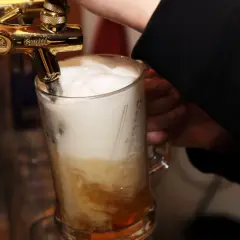 Nalewanie piwa do kufla. Zastanawiasz się, ile kosztuje piwo w Anglii?