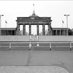 Brama Brandenburska za murem, kiedy zbudowano mur berliński. Znak ostrzega: "Uwaga, opuszczasz teraz Berlin Zachodni".