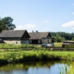 Urokliwe, drewniane domy i stodoły nad spokojnym jeziorem. To obrazek z najpiękniejszych wsi na Mazurach, gdzie czas płynie wolniej.