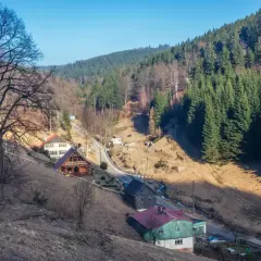 Góry Sowie zapraszają na wędrówkę. Malownicze szlaki prowadzą przez lasy i doliny, mijając urokliwe domki.