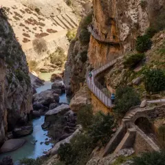 Wąwóz El Caminito del Rey w Sierra Nevada Hiszpania, z turystami na ścieżce zawieszonej nad rzeką.