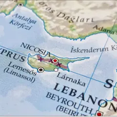Mapa pokazuje Cypr, jego stolice Nikozję i inne miasta. Czy Cypr jest w Europie? Tak, jest to wyspa na Morzu Śródziemnym, geograficznie blisko Azji, ale kulturowo i politycznie związana z Europą.