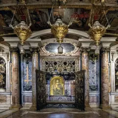 Watykan: złote zdobienia, freski i rzeźby świadczą o bogatej historii.