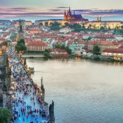 Tłum ludzi na Moście Karola w Pradze. Zastanawiasz się, ile kosztuje kawa w Czechach?