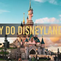Zamek w Disneyland Paris, z napisem "Bilety do Disneylandu", zaprasza na magiczną przygodę.
