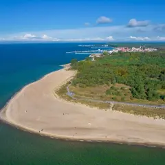 Spokojna plaża i las na Helu. Atrakcje poza sezonem to spacery i podziwianie widoków.