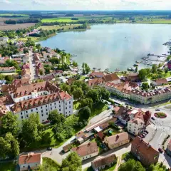 Idealne miejsce na mazury na weekend: urokliwe miasteczko nad jeziorem z zamkiem, portem i malowniczymi uliczkami.