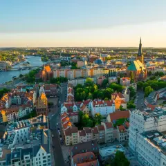 Widok na Szczecin z lotu ptaka. Rzeka Odra, zabytkowe kamienice i kościoły tworzą malowniczy krajobraz. Poznaj ciekawostki o Szczecinie!