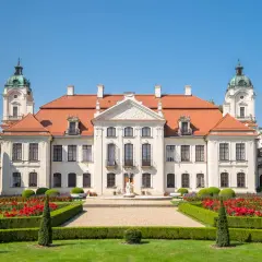 Pałac w Kozłówce z kwitnącymi różami i zadbanym ogrodem. Wspaniałe kozłówka atrakcje czekają na zwiedzających.