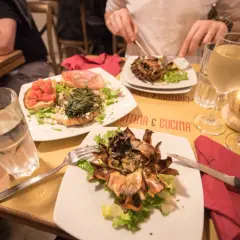 Pyszny obiad w Rzymie: karczochy, bruschetta i wino. Zastanawiasz się, ile kosztuje obiad w Rzymie? To zależy od miejsca, ale warto!