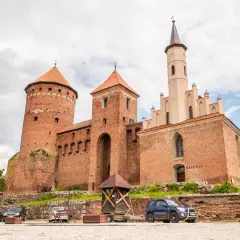 Zamek w Reszlu, urokliwe miasto na Warmii, z charakterystycznymi wieżami i ceglaną architekturą.