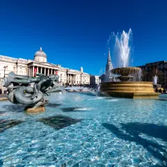 Fontanna na Trafalgar Square, gdzie jest Londyn, z National Gallery w tle.