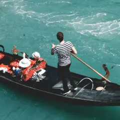 Gondola w Wenecji z pasażerami i gondolierem. Zastanawiasz się, ile kosztuje gondola w Wenecji?