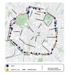 Mapa Area C w Mediolanie. Czerwona linia wyznacza obrzeża strefy, z zaznaczonymi punktami kontrolnymi i ulicami.