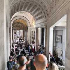 Tłumy zwiedzających w korytarzu Muzeów Watykańskich. Czy warto? Ogromne kolejki i bogactwo sztuki.