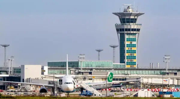 Paryż lotnisko Orly: samoloty przy terminalu, wieża kontroli lotów. Dobre miejsce na początek podróży do centrum.