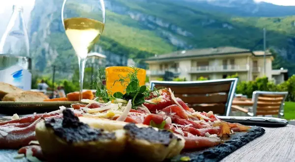 Peschiera del Garda: Gdzie zjeść? Kulinarne porady i TOP restauracje