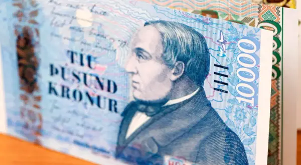 Islandia: 10 000 koron islandzkich. Na banknocie portret mężczyzny i napisy.