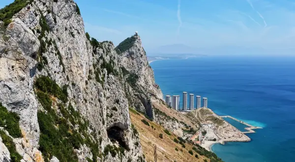 Gibraltar: skaliste wybrzeże, nowoczesne budynki i morze. Tu można poczuć zapach historii i zobaczyć, jak rozwija się Gibraltar, gdzie waluta jest powiązana z funtem brytyjskim.