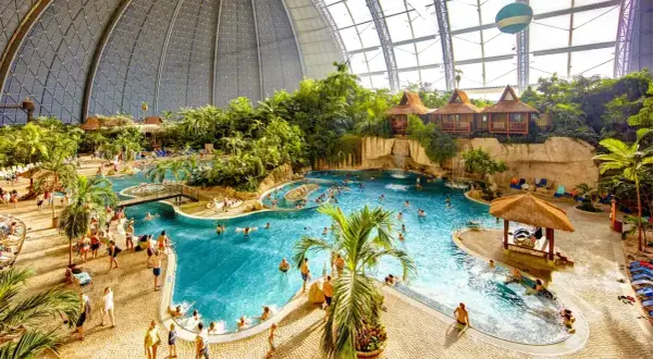 Tropikalny aquapark pod Berlinem z basenami, palmami i chatkami.