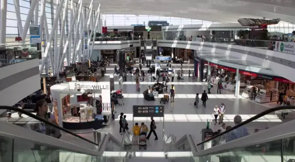 Tętniący życiem terminal lotnisko w Budapeszcie, z pasażerami spieszącymi do bram, sklepami i kawiarniami.