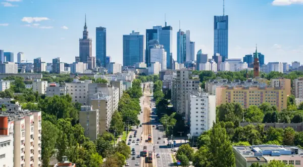 Warszawski krajobraz miejski z wieżowcami i zielenią. Idealne miejsce, gdzie jechać w niedzielę na spacer i podziwianie panoramy.