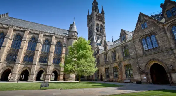 Gotycka architektura Uniwersytetu w Glasgow, z charakterystyczną wieżą, zaprasza do odkrywania historii tego miasta.