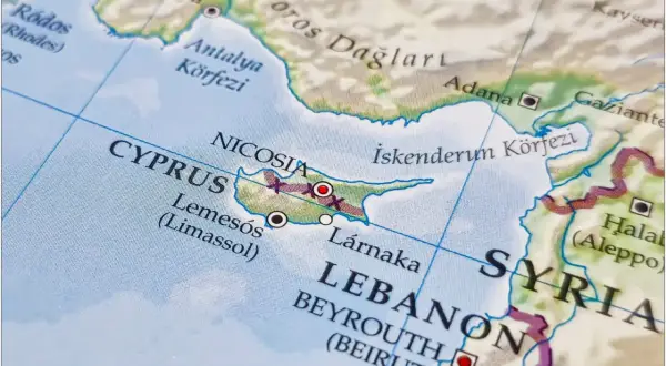 Mapa pokazuje Cypr, jego stolice Nikozję i inne miasta. Czy Cypr jest w Europie? Tak, jest to wyspa na Morzu Śródziemnym, geograficznie blisko Azji, ale kulturowo i politycznie związana z Europą.