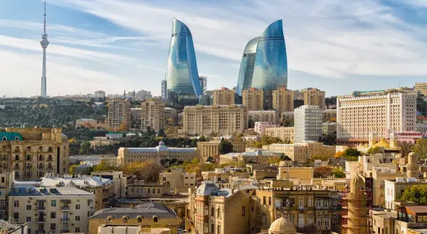 Nowoczesne wieżowce Flame Towers i historyczna zabudowa Baku, symbolizujące rozwój i bezpieczeństwo Azerbejdżanu.