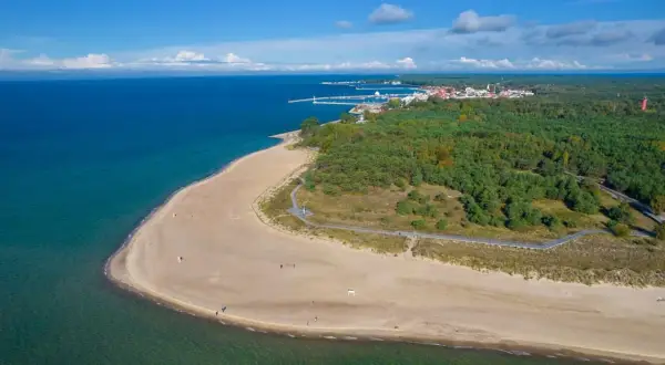 Spokojna plaża i las na Helu. Atrakcje poza sezonem to spacery i podziwianie widoków.