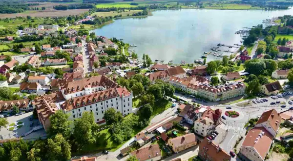 Idealne miejsce na mazury na weekend: urokliwe miasteczko nad jeziorem z zamkiem, portem i malowniczymi uliczkami.