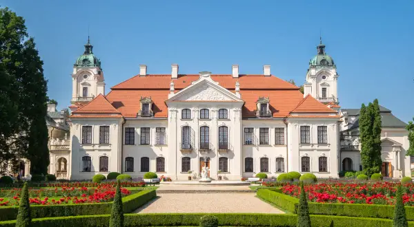 Pałac w Kozłówce z kwitnącymi różami i zadbanym ogrodem. Wspaniałe kozłówka atrakcje czekają na zwiedzających.