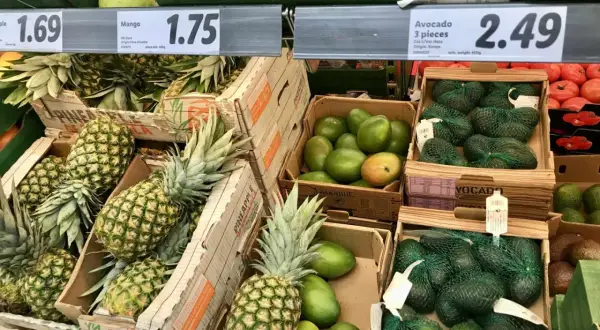 Ananasy, mango i awokado na sprzedaż. Ceny owoców na Malcie pokazują, że koszty życia mogą być różne.
