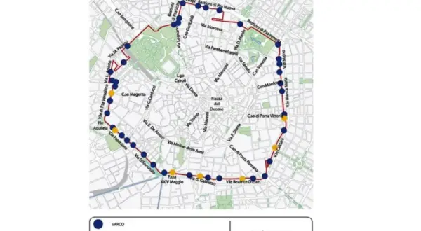 Mapa Area C w Mediolanie. Czerwona linia wyznacza obrzeża strefy, z zaznaczonymi punktami kontrolnymi i ulicami.