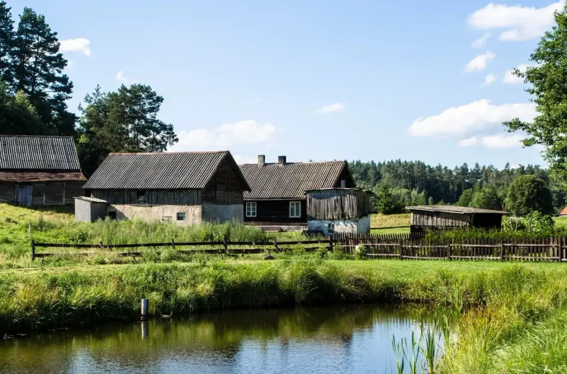 Urokliwe, drewniane domy i stodoły nad spokojnym jeziorem. To obrazek z najpiękniejszych wsi na Mazurach, gdzie czas płynie wolniej.