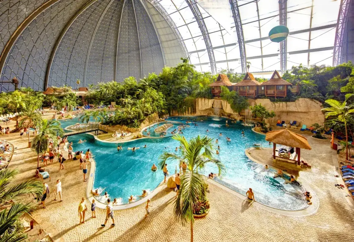 Tropikalny aquapark pod Berlinem z basenami, palmami i chatkami.