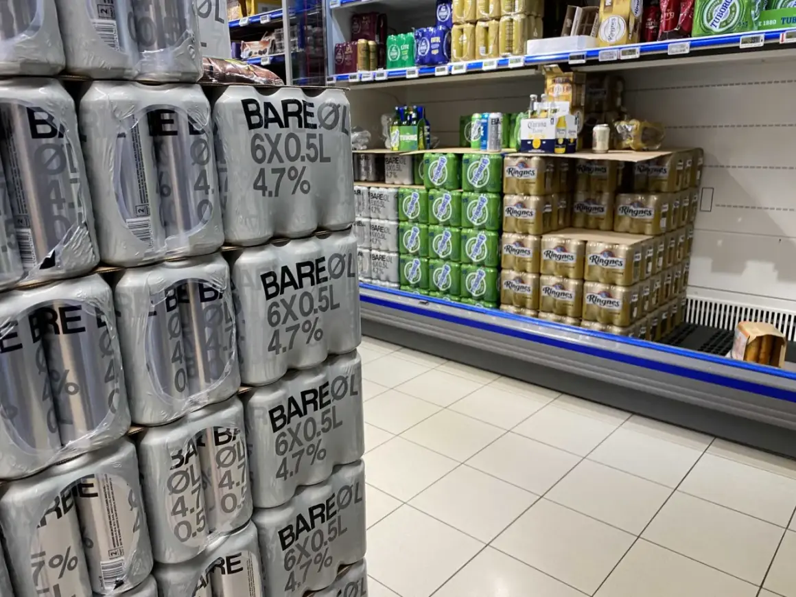 W sklepie widać wiele puszek piwa. Zastanawiasz się, ile kosztuje piwo w Norwegii? Ceny mogą być różne, ale te pakiety wyglądają na spore.