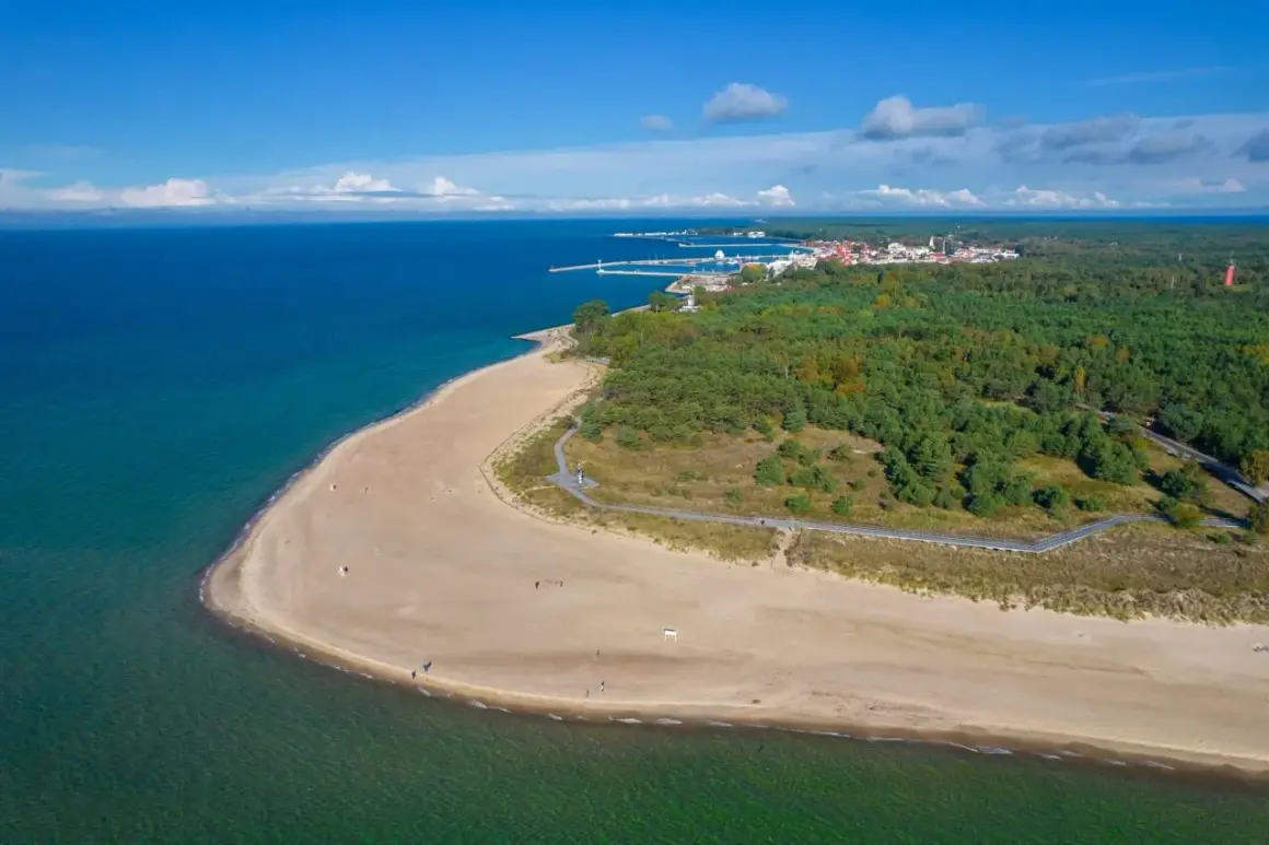 Spokojna plaża i las na Helu. Atrakcje poza sezonem to spacery i podziwianie widoków.