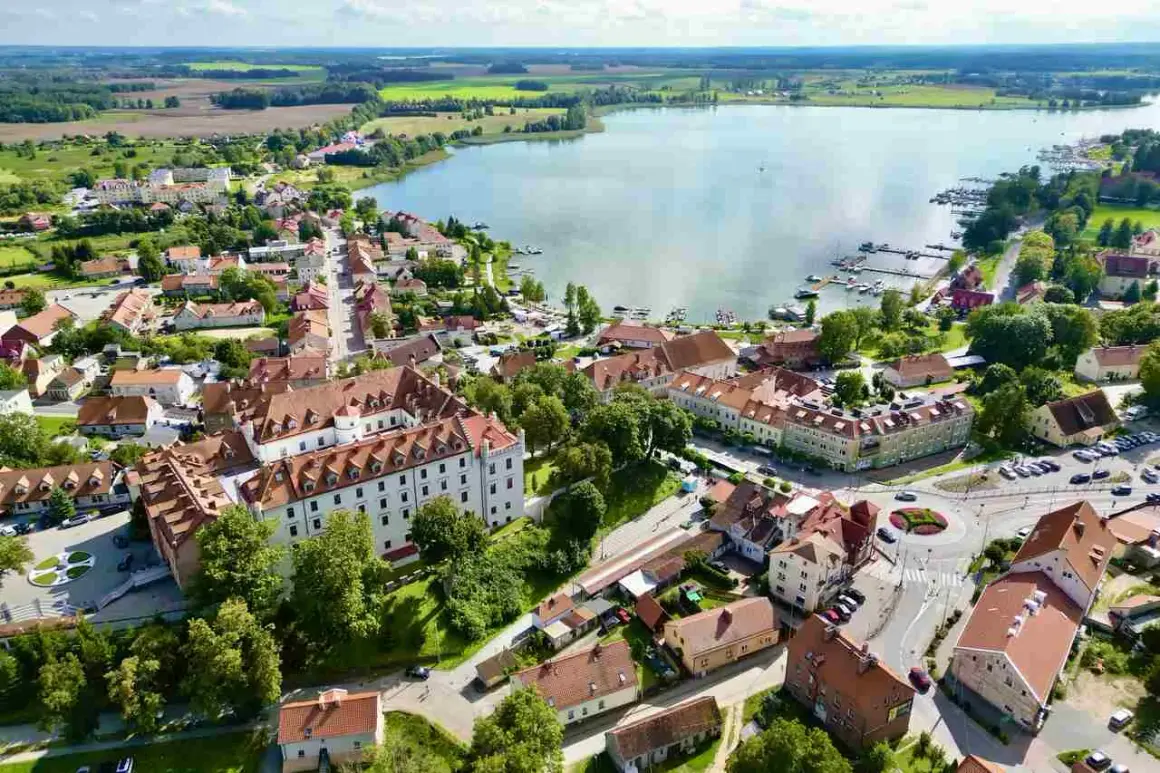 Idealne miejsce na mazury na weekend: urokliwe miasteczko nad jeziorem z zamkiem, portem i malowniczymi uliczkami.