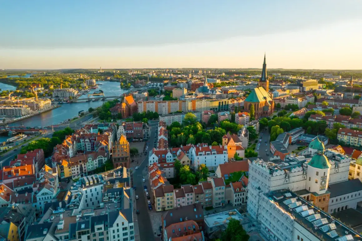 Widok na Szczecin z lotu ptaka. Rzeka Odra, zabytkowe kamienice i kościoły tworzą malowniczy krajobraz. Poznaj ciekawostki o Szczecinie!