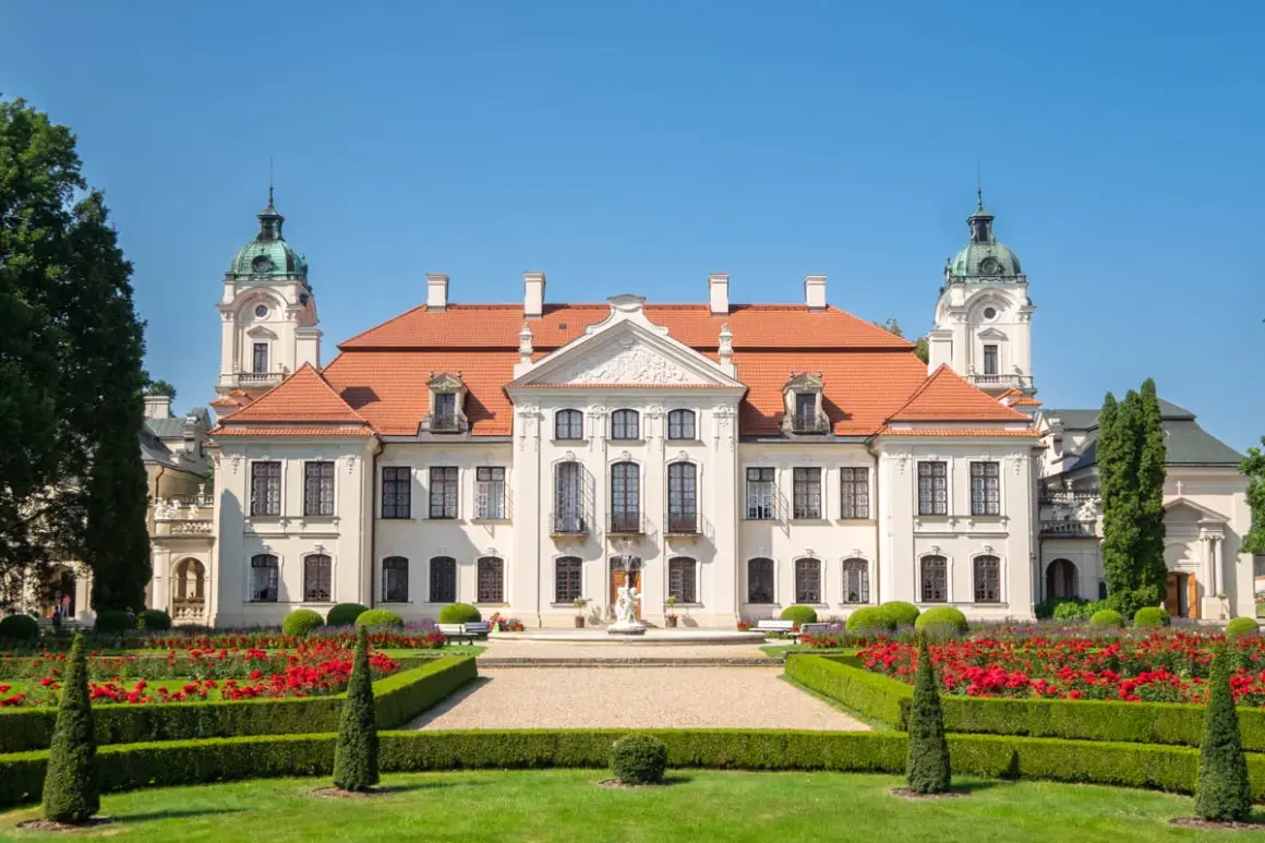 Pałac w Kozłówce z kwitnącymi różami i zadbanym ogrodem. Wspaniałe kozłówka atrakcje czekają na zwiedzających.