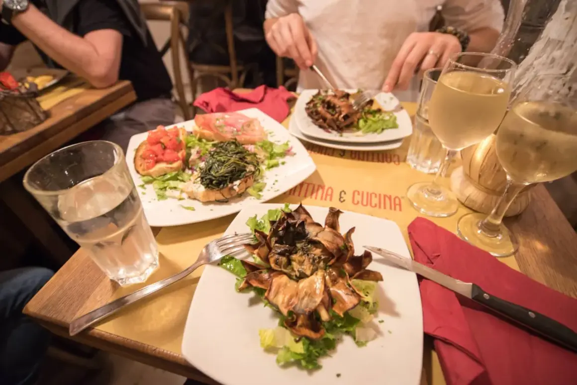 Pyszny obiad w Rzymie: karczochy, bruschetta i wino. Zastanawiasz się, ile kosztuje obiad w Rzymie? To zależy od miejsca, ale warto!
