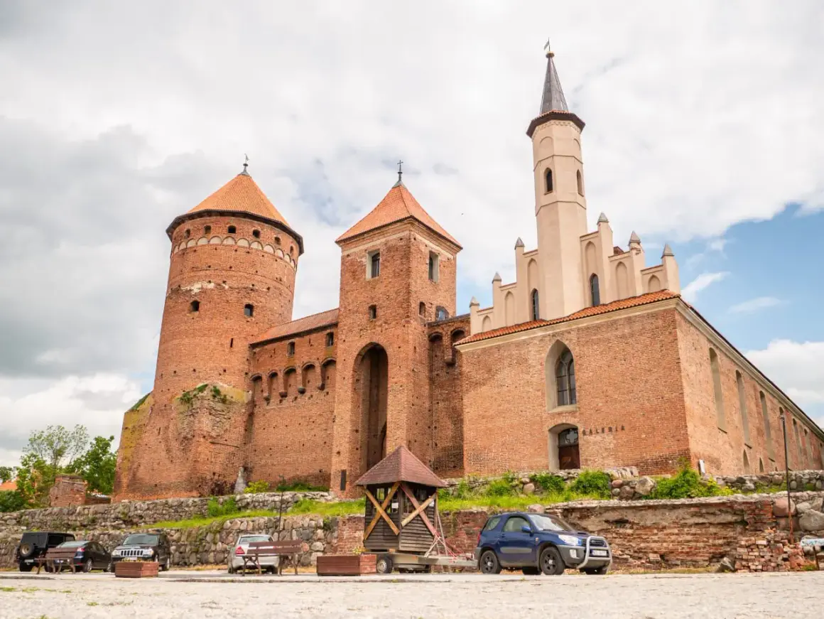 Zamek w Reszlu, urokliwe miasto na Warmii, z charakterystycznymi wieżami i ceglaną architekturą.