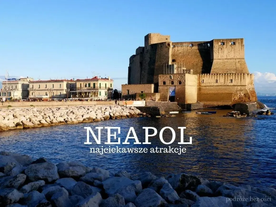 Zamek Castel dell'Ovo i nadmorskie budynki w Neapolu. Odkryj najciekawsze dzielnice i atrakcje tego włoskiego miasta.