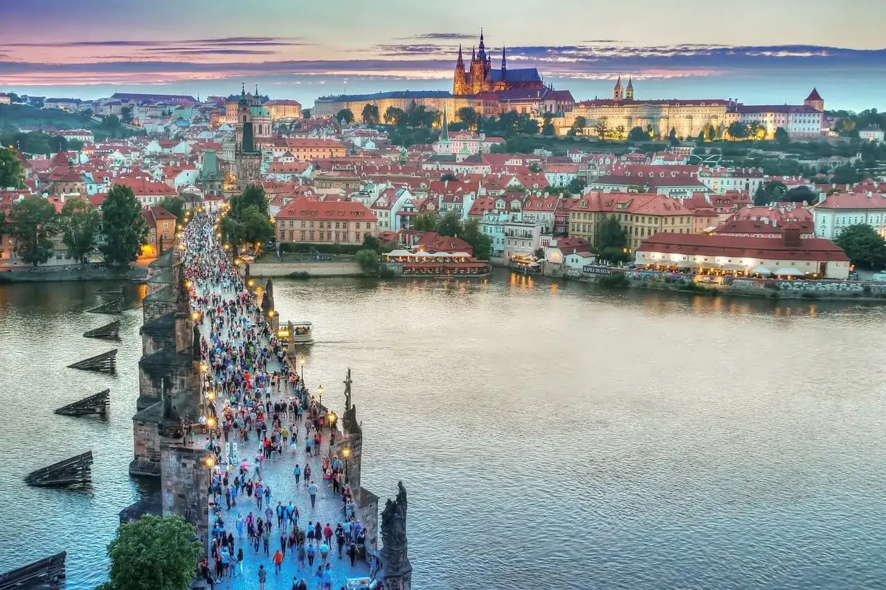 Ile kosztuje kawa w Czechach? Ceny w Pradze i innych miastach