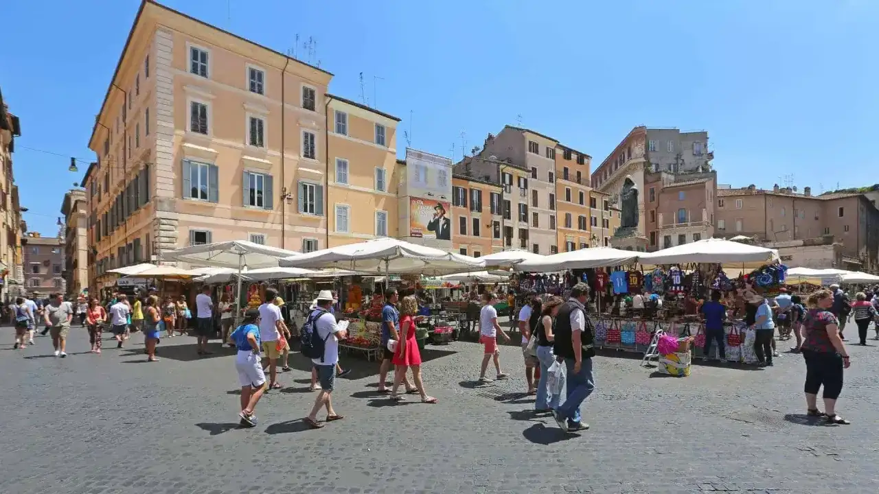 Campo de’ Fiori w Rzymie - targ, historia i zwiedzanie