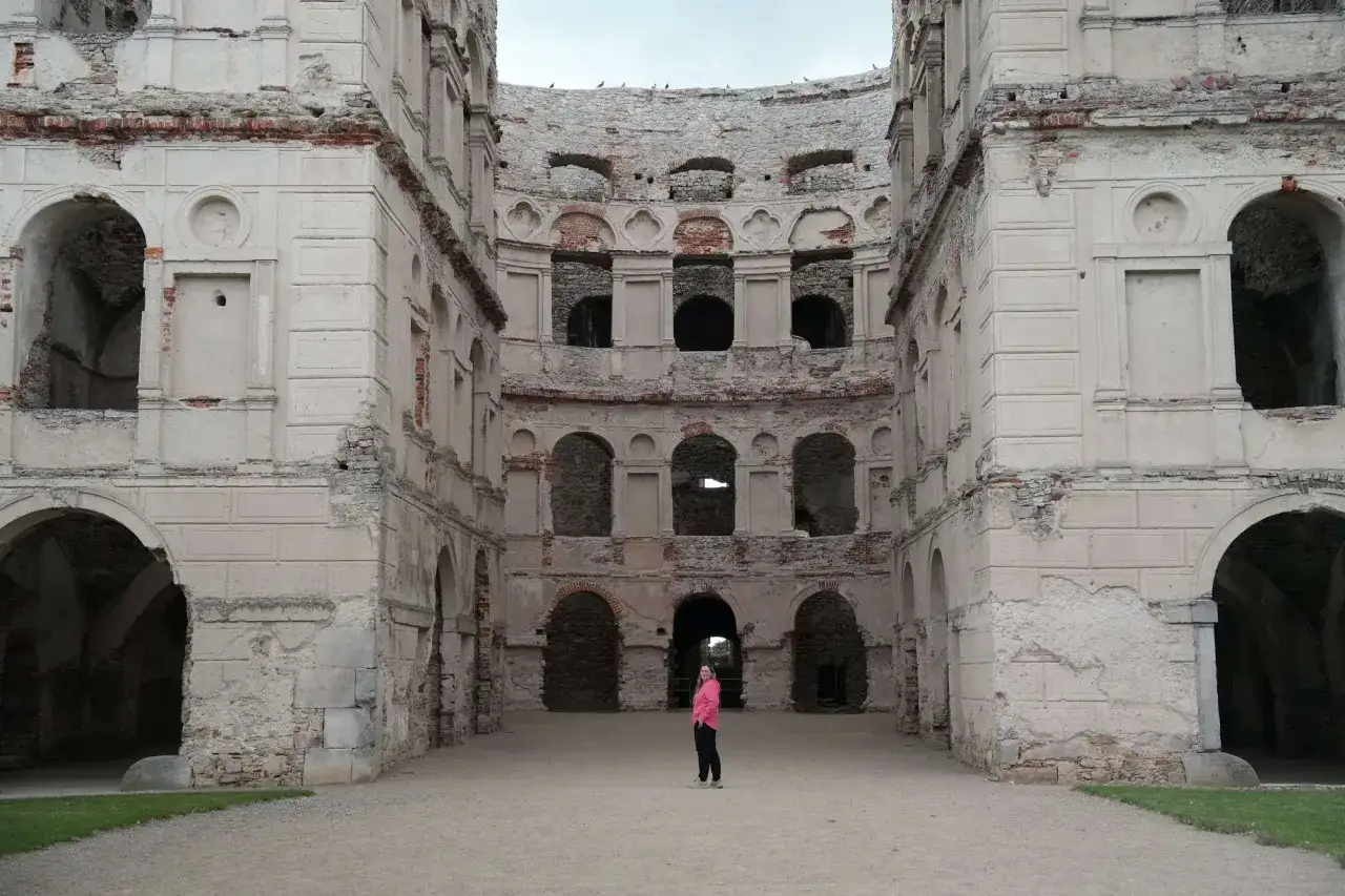 Ruiny zamku Krzyżtopór. Ciekawostki o tym miejscu kryją się w jego architekturze i historii.