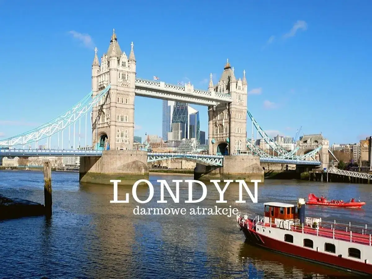 Tower Bridge w Londynie, gdzie jest Londyn, z łodziami na Tamizie.