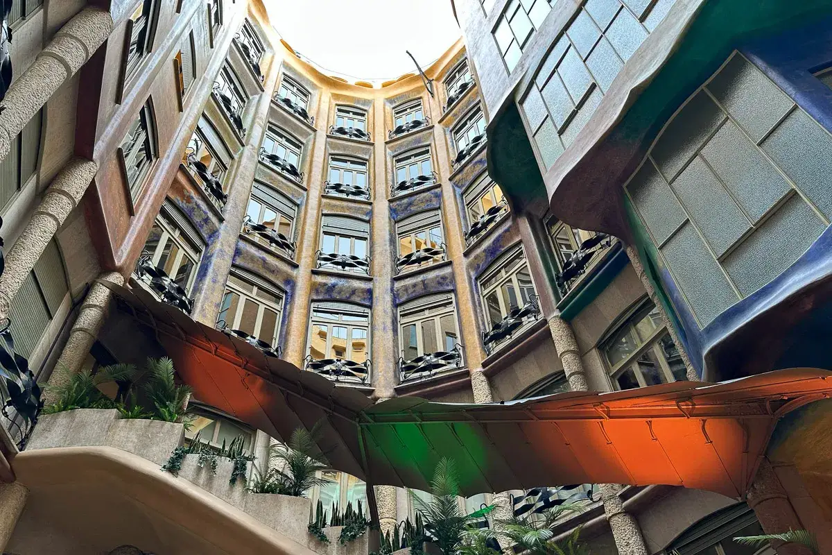 Wnętrze Casa Batlló w Barcelonie, z falującymi ścianami, kolorowymi fasadami i organicznymi formami.