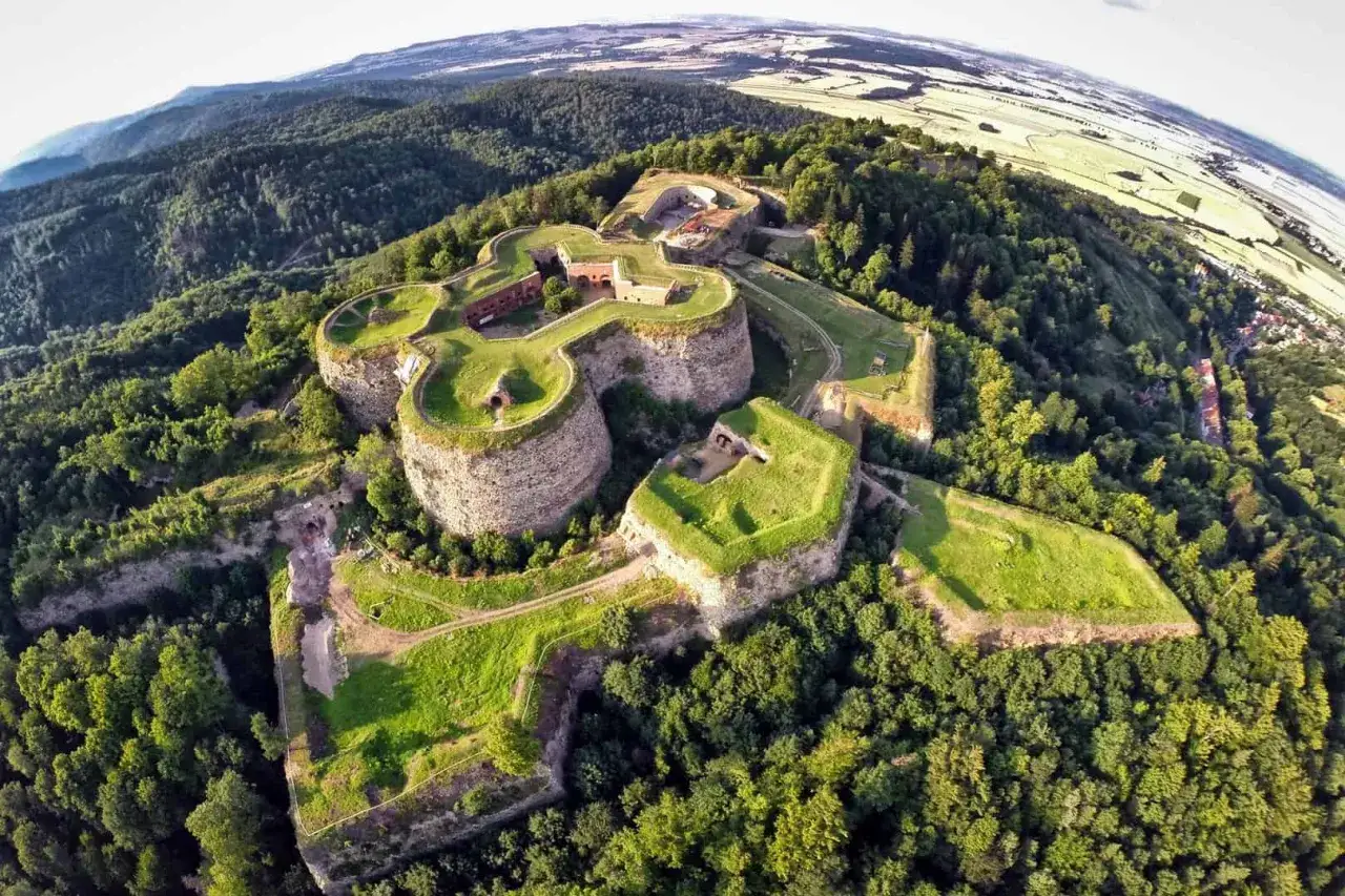 Forteca Srebrna Góra – fascynujące atrakcje dla dzieci na Dolnym Śląsku. Potężne mury i zielone bastiony zapraszają do odkrywania historii.
